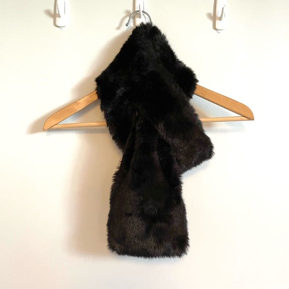 Small Black Faux Fur Scarf - Picture 2 of 4